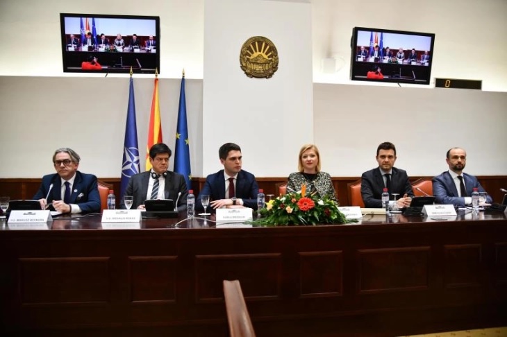 ИЗВЕШТАЈ ЗА НАПРЕДОКОТ КОН ЕУ: Евроамбасадорот Рокас во Собранието ќе известува за прогресот на Македонија кон Унијата