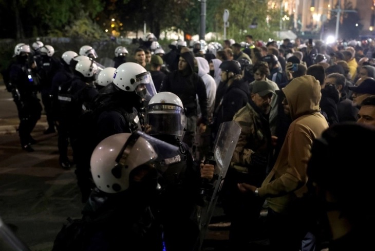 ПРОТЕСТИ ВО СРБИЈА: Утрово мирно пред Собранието по синоќешните инциденти, полицијата ноќеска привела 37 луѓе