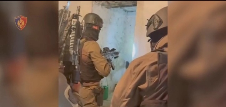 АНТИТЕРОРИСТИЧКА АКЦИЈА ВО АЛБАНИЈА: По 12-часовниот отпор се предадоа двете лица со оружје, муниција и знамиња од ИСИС