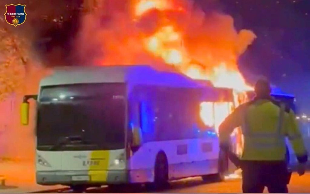 Се запали автобус со навивачи на „Барселона“ во Бриж, нема жртви
