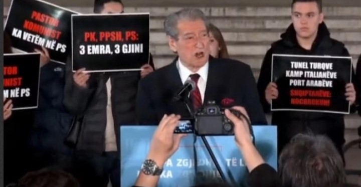 АЛБАНСКАТА ОПОЗИЦИЈА НА ПРОТЕСТ ПРЕД ВЛАДАТА: Денеска сме пред зградата на државниот криминал