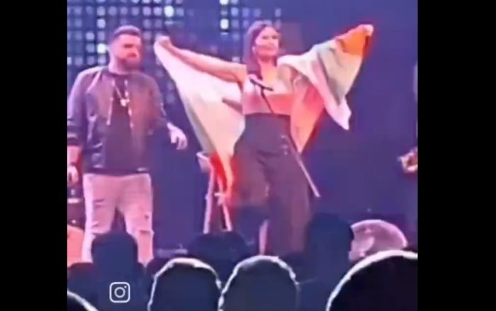 (видео) СКАНДАЛ ВО ВЕЛЕС: Цеца на концертот со бугарско знаме ја изреволтира публиката која ја исвирка и долго скандираше „уа“