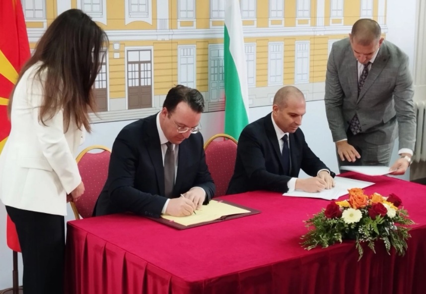 ЖЕЛЕЗНИЧКО ПОВРЗУВАЊЕ: Николоски и Караџов го потпишаа Договорот за тунелот што ќе ги поврзува Македонија и Бугарија