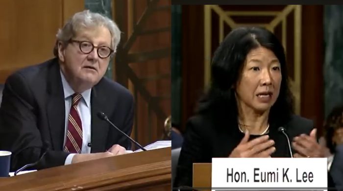 Еве како сенаторот Кенеди испрашува судијка која тврди дека маж може да биде сместен во женски затвор, ако изјави дека е жена