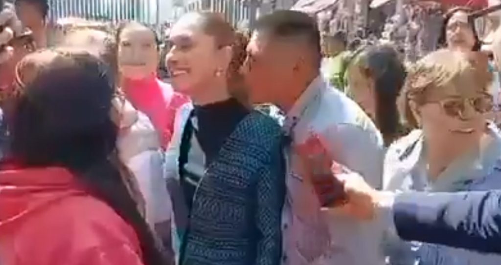 (видео) ТУЖБА ОД ШАЈНБАУН: Пијан маж ја гушна претседателката на Мексико, се обиде да ја бакне и да ја пипка по градите и телото