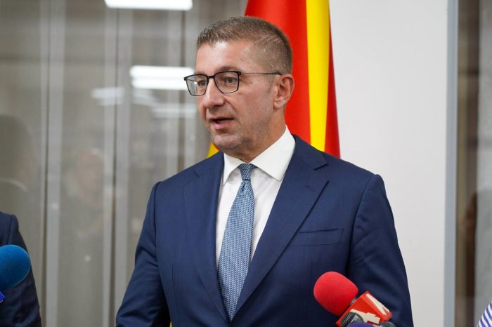 ВЛАДА: Од здравствени причини откажано обраќањето на премиерот Мицкоски македонско-српскиот бизнис форум во Скопје