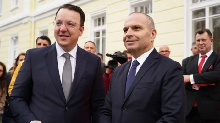 НИКОЛОСКИ И КАРАЏОВ ПОТПИШАА ДОГОВОР: Се исполнува сонот на многу генерации за поврзување на Македонија и Бугарија со железница