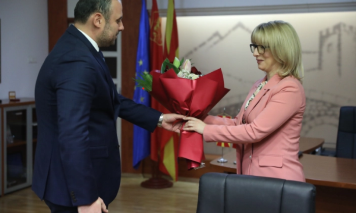 Ѓорѓиевски со цвеќе ја испрати Арсовска, од 20,30 часот започнува со чистење на Скопје