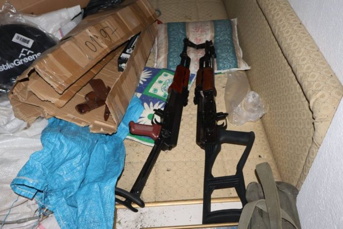 АКЦИЈА НА МВР ВО ОХРИДСКО: Оружје, сандак со муниција и дрога е запленета од поранешен угостителски објект во Мешеишта