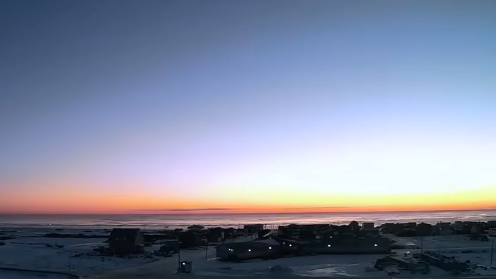 (видео) ДВА МЕСЕЦА БЕЗ ИЗГРЕВ И ЗАЛЕЗ: Почна поларната ноќ, во Уткиагвик на Алјаска нема да видат сонце до 22 јануари 2026 година