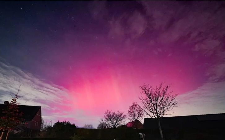 ПОЛАРНА СВЕТЛИНА НАД БЕЛГИЈА И ХОЛАНДИЈА: Предизвикана е од сончевите бури кои ослободуваат наелектризирани честички што од Сонцето доаѓаат до Земјата 