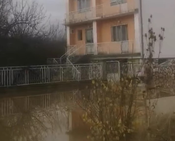 ПОПЛАВИ ОД ОБИЛНИТЕ ВРНЕЖИ: Има поплавени куќи и земјоделски површини, како и одрони на патишта во делови од Македонија