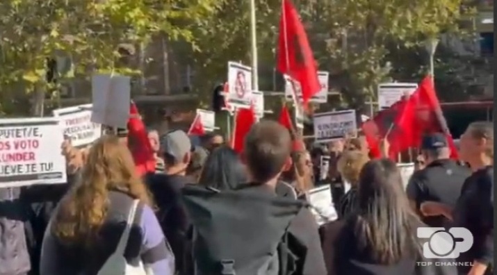 ПРОТЕСТ ВО АЛБАНИЈА: Пратеници не гласајте антисемеен закон против децата, традиционално семејство е со двата биолошки пола маж и жена!