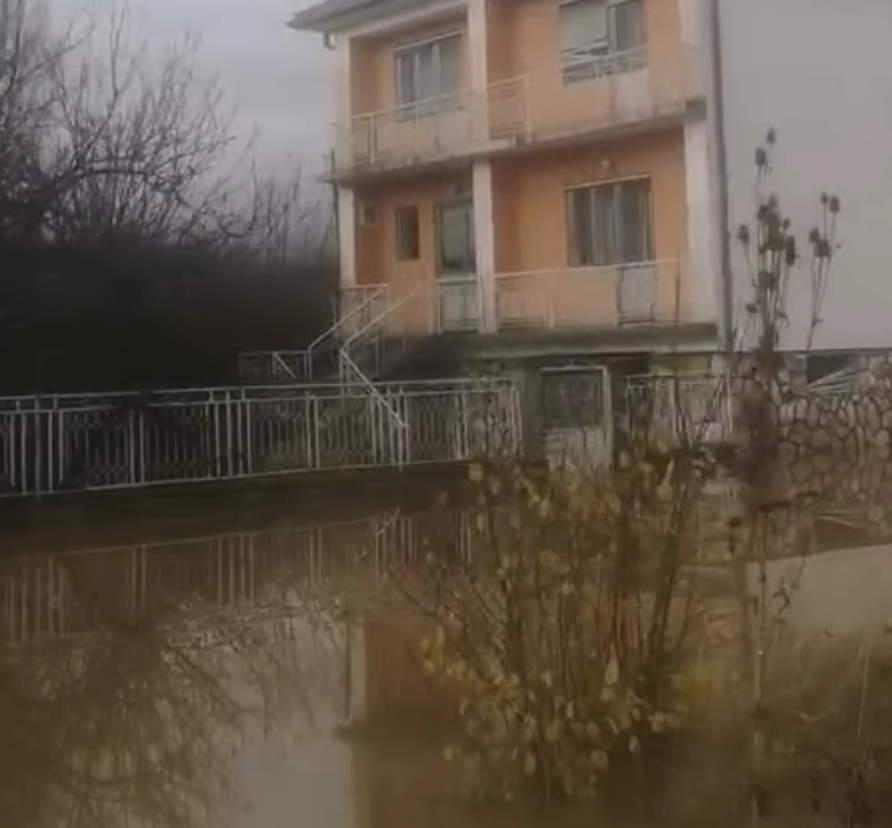 Поплави во Ресенско, над 50 куќи и земјоделски површини под вода по излевањето на реките