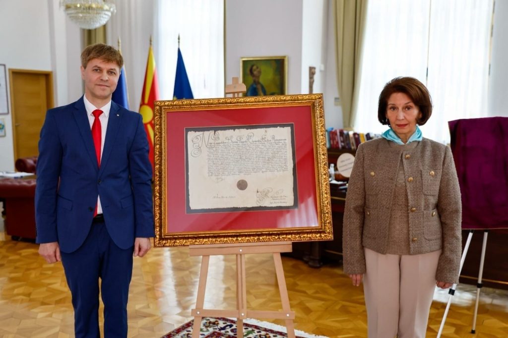 Сиљановска-Давкова ја доби првата копија од Привилегијата од Светиот римски цар Леополд Први Хабзбуршки