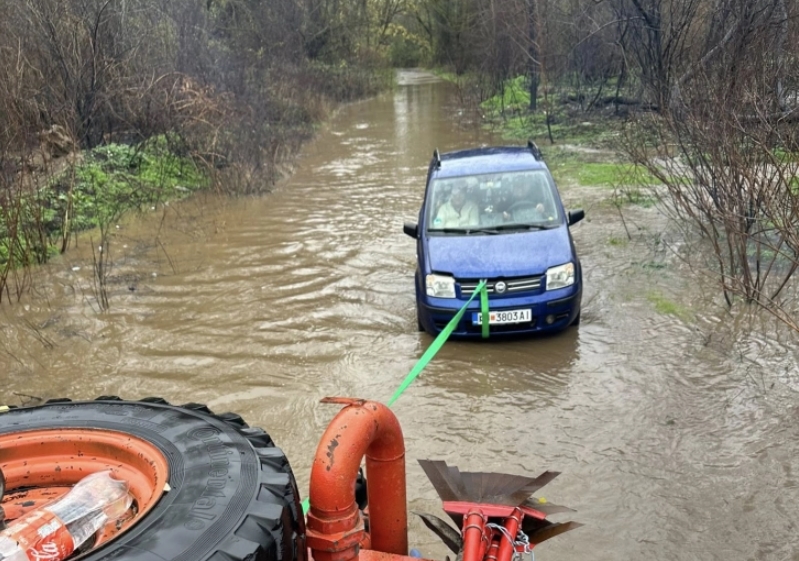 СПАСУВАЧКА АКЦИЈА: Пожарникари утрово извлекоа автомобил со две лица од излеана вода на Пчиња во општина Старо Нагоричане