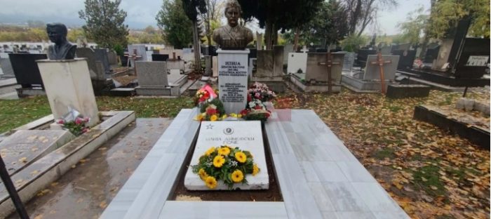 МАКЕДОНЦИ ОД АВСТРАЛИЈА И КАНАДА: Биста на гробот на командантот на Првата македонско-егејска ударна бригада, Илија Димовски-Гоче