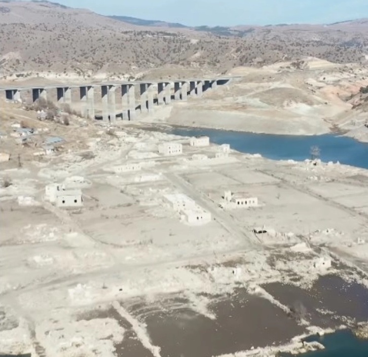 ПЕТ ГОДИНИ ПО ПОТОПУВАЊЕТО ВО ТУРЦИЈА: Селото со зачувани куќи, џамија и црква повторно се појави по повлекувањето на водата