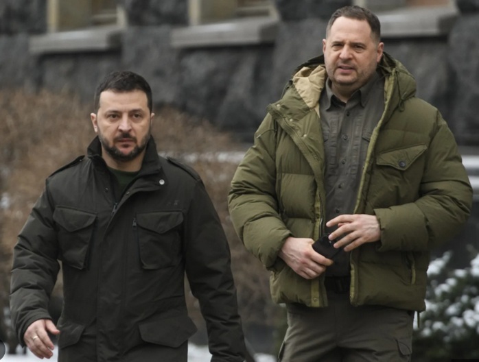 ЈЕРМАК ОД КАБИНЕТ ОДИ НА ФРОНТ: Не сакам да му предизвикувам проблеми на Зеленски, одам на фронтот, можеби повторно ќе се видиме