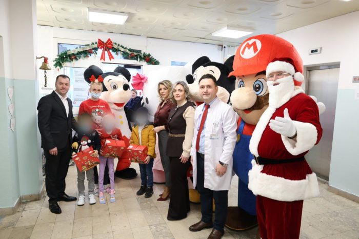 Сопругата на Мицкоски ги израдува најмалите на Клиниката за детски болести со новогодишни подароци