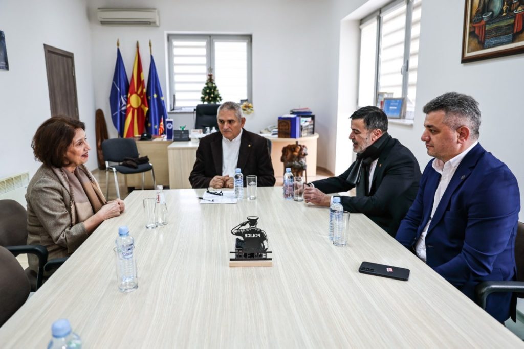 Сиљановска-Давкова ја посети шивалната во КПД Идризово: Секој заслужува втора животна шанса