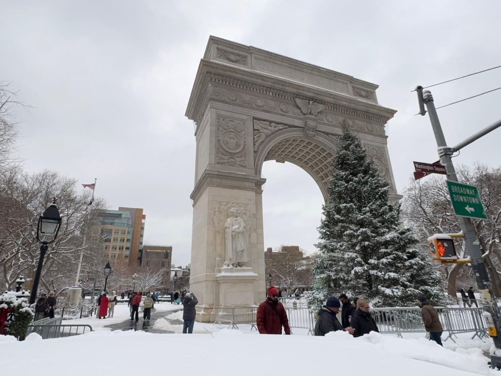 ФОТО ГАЛЕРИЈА НА „ДЕНЕШЕН“ ОД ЊУЈОРК: Вонредна состојба поради снежна бура, но градот за рекордно време чист
