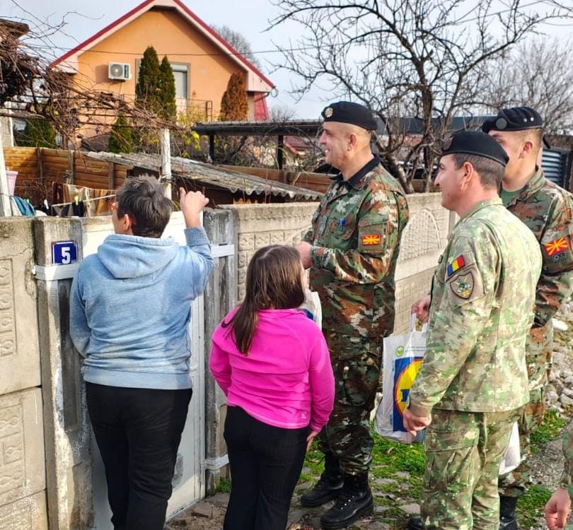 Македонски и романски војници донесоа празнична радост во домовите на загрозени семејства