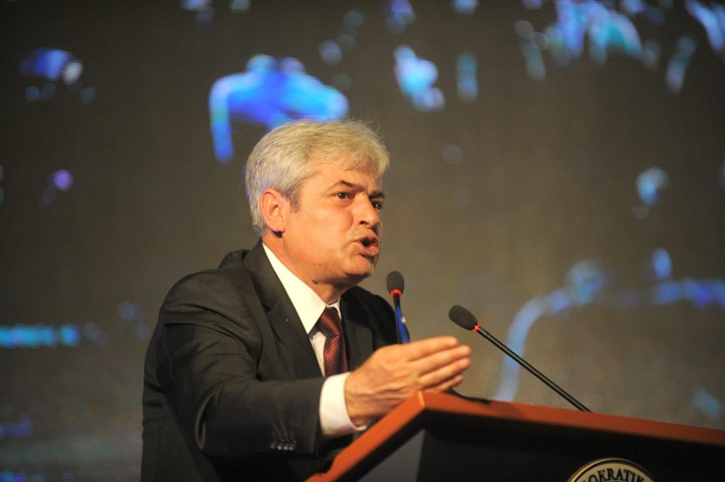 Ахмети бара двојно мнозинство при избор на Влада и двојно мнозинство во Уставниот суд