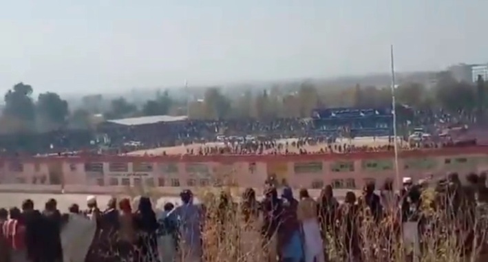 СМРТНА КАЗНА НА СТАДИОН: Егзекуција пред камери и десетици илјади публика на маж кој убил 13 члена на едно семејство во Авганистан