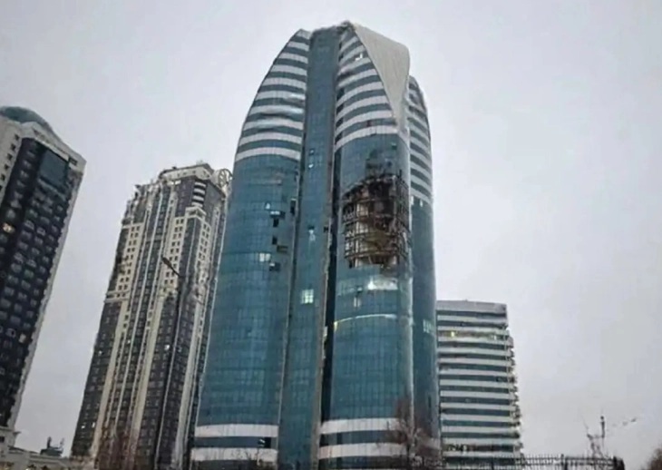 УКРАИНА УДРИ ВРЗ ЧЕЧЕНИЈА: Украински дрон рано утринава го погоди облакодерот Грозни-Сити, експлозијата уништи повеќе катови