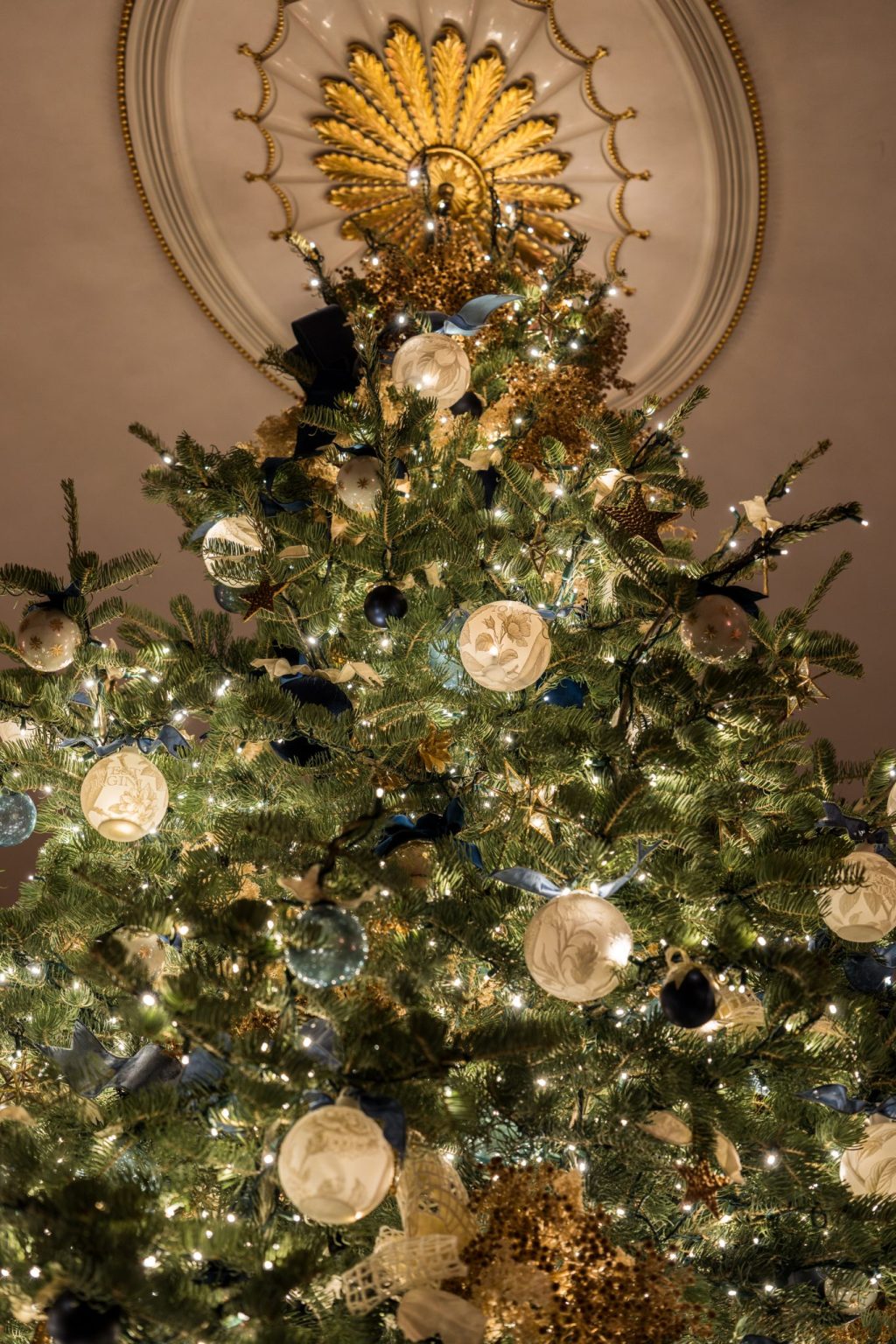 ВИДЕО: Меланија Трамп ја украси Белата куќа, над 50 новогодишни елки и 3.500 пеперутки