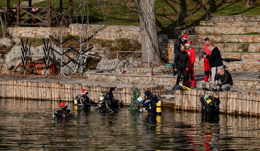 Празнична магија под вода во Охридското Езеро (ФОТО)