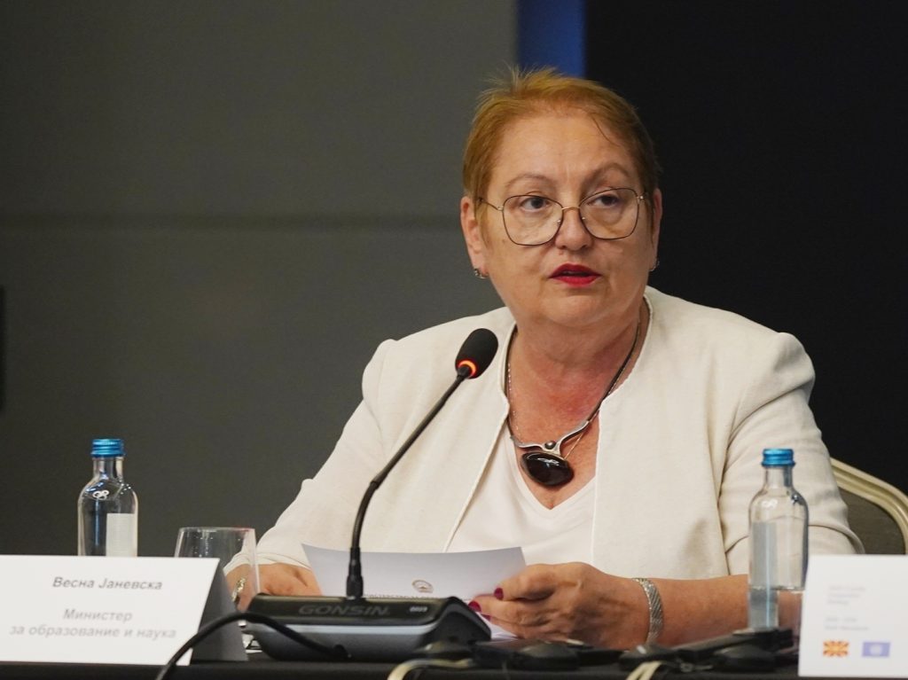 Мене би ми било срам да ставам потпис нa нешто што не е вредно, вели Јаневска, за „ѕидот на срамот“ за магистериуми и докторати