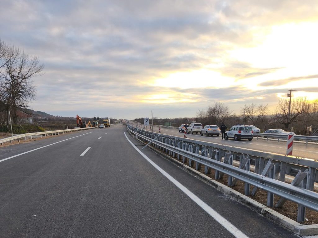 ТРАЈАНОВСКИ ЗА КИЧЕВО-ОХРИД: Со забрзано темпо се работи на асфалтирање на главната траса, изградба на клучка Требениште