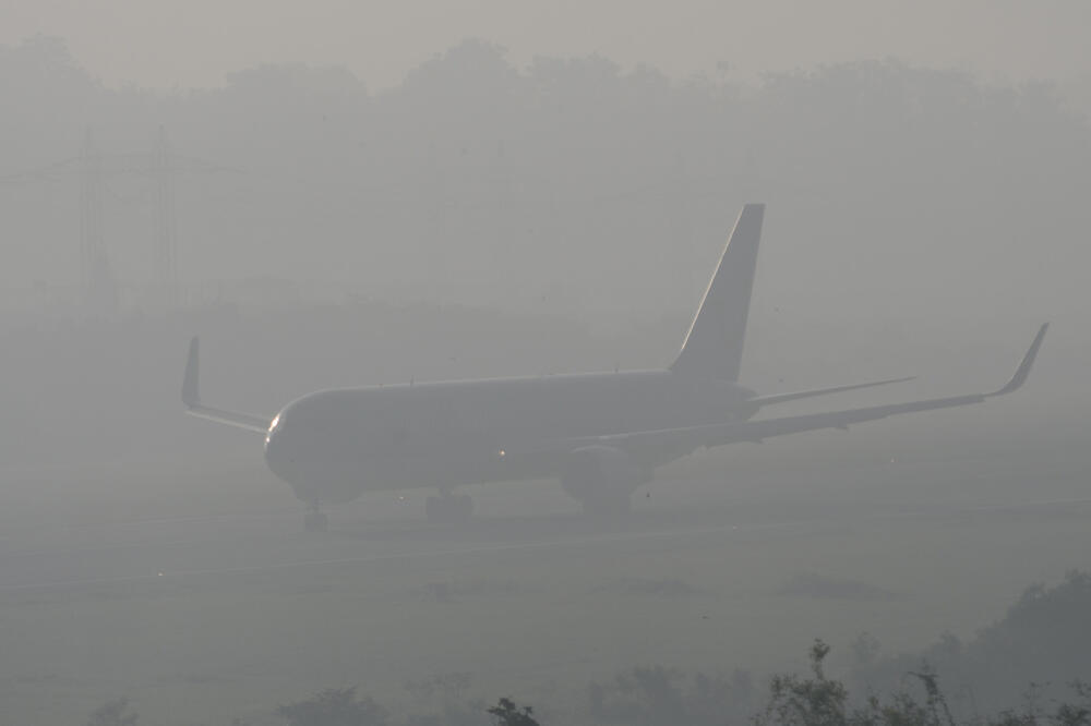 Маглата го отежнува авиосообраќајот на скопскиот аеродром, има откажани и летови што се реализираат со задоцнување