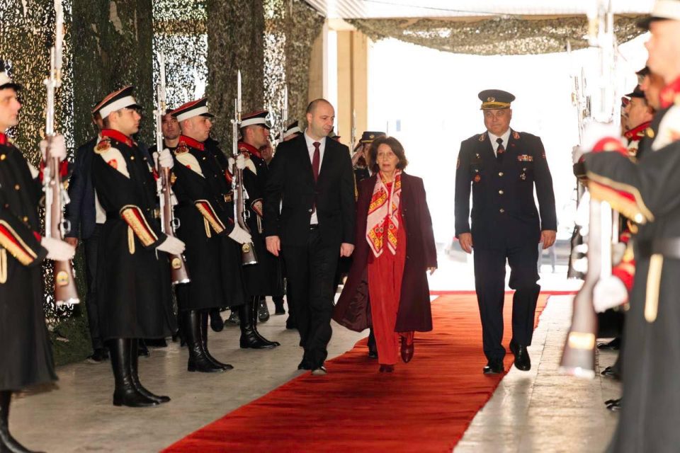 ВО КАСАРНАТА ВО ПЕТРОВЕЦ: Сиљановска и Мисајловски на видеоконференциска врска со мировниците и средба со нивни семејства