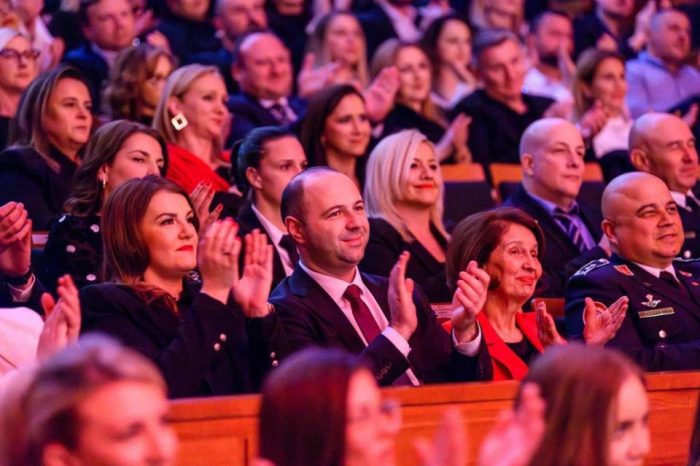 МИСАЈЛОВСКИ ЗА ВОЕНИОТ ОРКЕСТАР НА АРМИЈАТА: Музиката не’ сплотува и потсетува на заедничките вредности кои не’ обединуваат