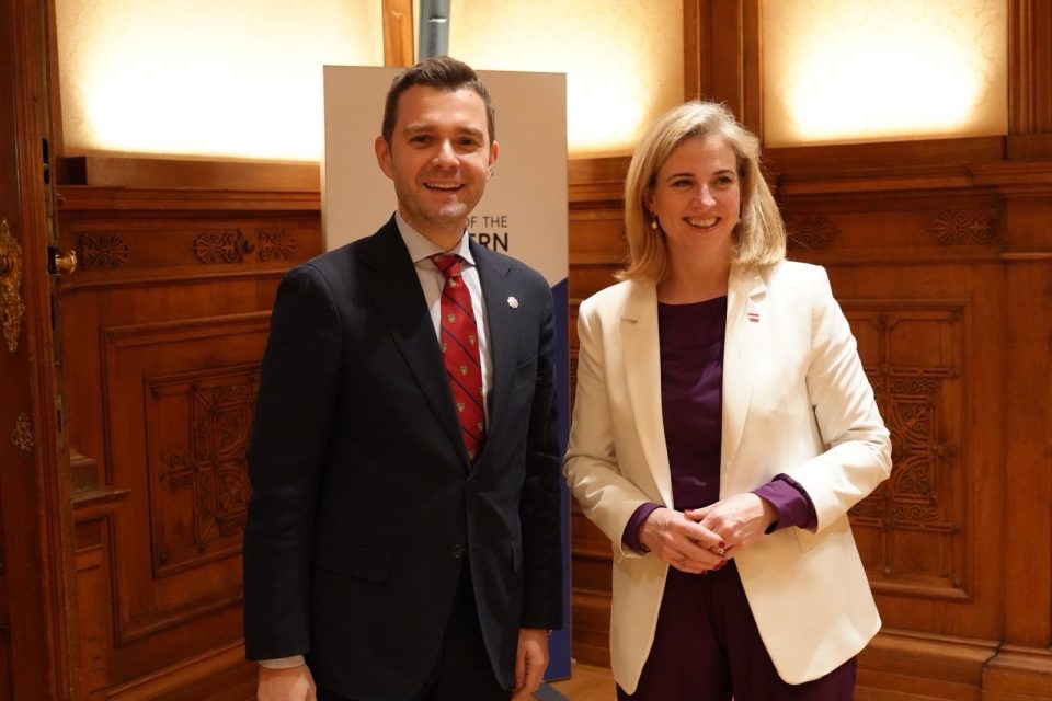 МУЦУНСКИ: Политичките блокади во ЕУ кои не се засноваат на европските критериуми го поткопуваат кредибилитетот на проширувањето