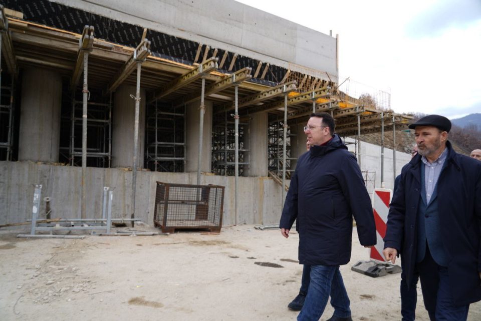 НИКОЛОСКИ: Со сложени инженерски зафати, кои за прв пат се изведуваат и во регионот, ќе го доизградиме автопатот Охрид – Кичево