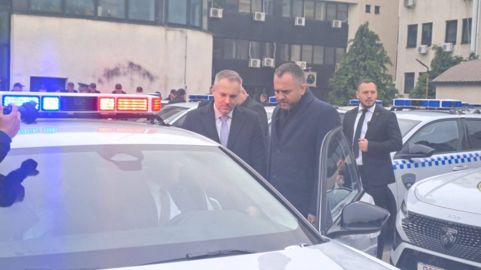 (фотогалерија) МВР: Полицијата доби 120 нови возила марка Пежо 408 кои ќе бидат распоредени по сите сектори низ Македонија