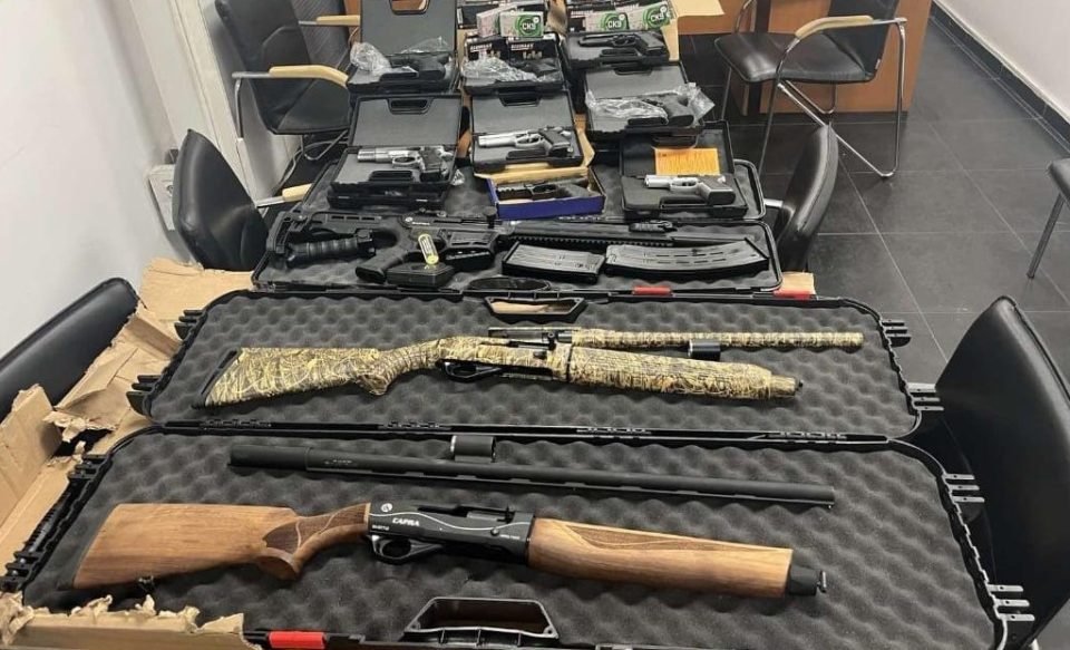 СПРЕЧЕН ШВЕРЦ НА ОРУЖЈЕ ОД ТУРЦИЈА: Од македонски камион во Бугарија одземени три пушки, 20 пиштоли и 5.750 куршуми