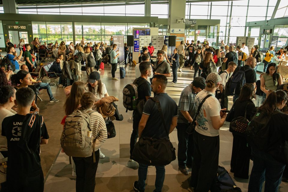 ХАОС НА АЕРОДРОМИТЕ: Патниците чекаат и по 3 часа за да ги поминат процедурите од новиот Шенген систем за влез и излез во ЕУ