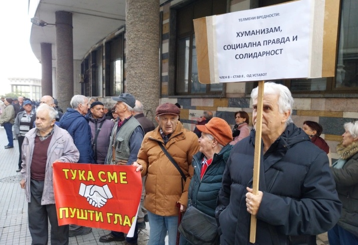 ПЕНЗИОНЕРСКИ ПРОТЕСТ ПРЕД УСТАВЕН: Нашата борба е за корка леб и за лекови, но не за џабе велат ситиот не му верува на гладниот!