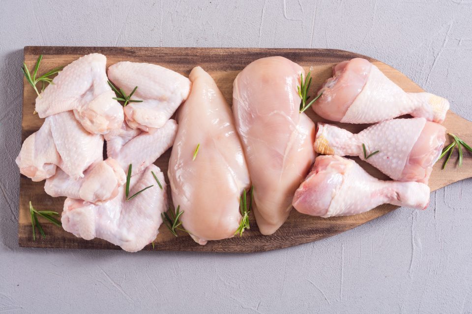 СПРЕЧЕН УВОЗ НА ПИЛЕШКО: АХВ на Ќафасан заплени 26 тони батаци без коска од Бразил поради неисполнување на законските услови