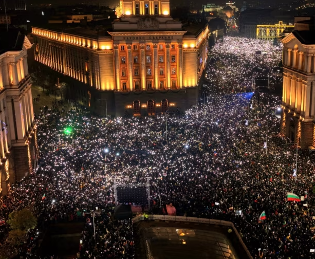 ГОЛЕМИ ПРОТЕСТИ ВО БУГАРИЈА: Бараа Бугари во македонскиот Устав, добија 150.000 Бугари против Пеевски и Борисов на улица