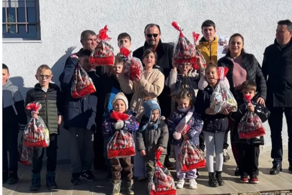 Македонски активисти со новогодишни пакетчиња, израдуваа дел од Македончињата во Општина Пустец