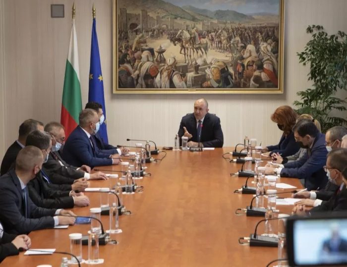 КАЈ РАДЕВ 10 ДУШИ ОД МАКЕДОНИЈА: Тие се покажале поголеми Бугари, и со порадикални ставови, и од претседателот на Бугарија