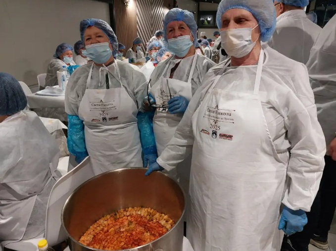 ПРИЛЕП ГО СЛАВИ СВ. НИКОЛА: Два дена 40 жени ги виткаа малите посни сарми со кои градот влезе во Гинисовата книга на рекорди