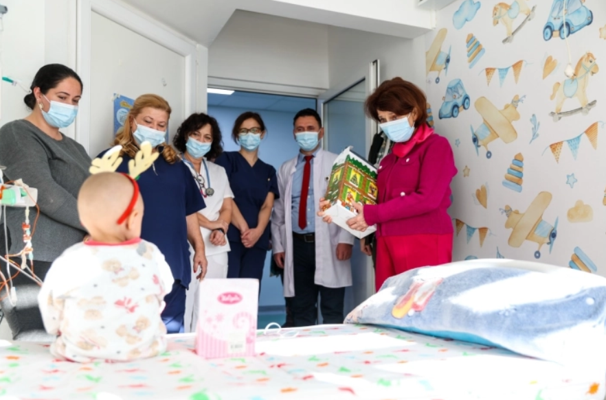 Сиљановска Давкова ги посети децата на детските клиники во Скопје
