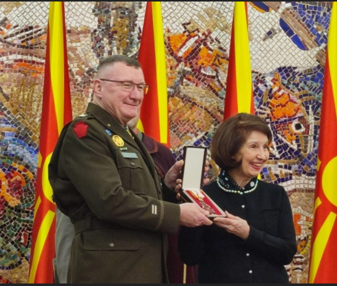 Сиљановска-Давкова го одликуваше американскиот генерал-мајор Најт со Орден за воени заслуги